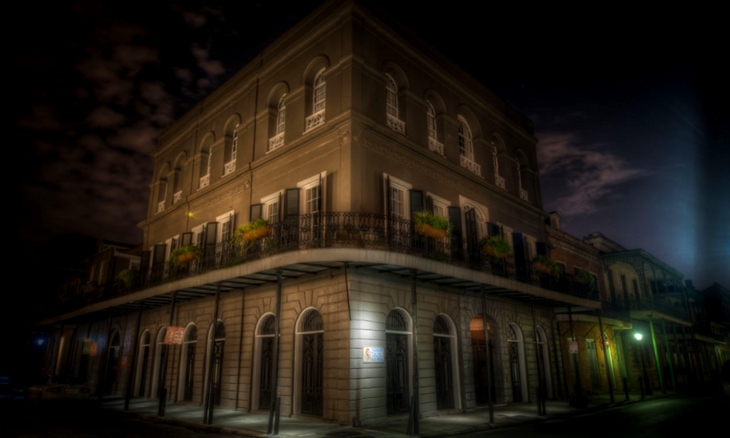 Spooky picture of New Orleans mansion at night. 